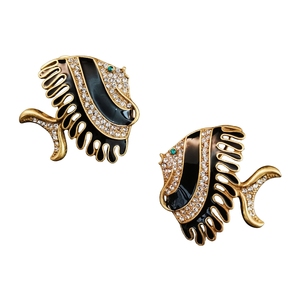 Boucles d'oreilles clous en émail noir style européen et américain, entièrement serties de zirconium, motif poisson tropical rayé, tendance, luxe léger, uniques - Product Image 5