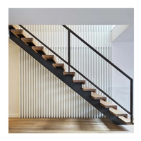 Escalier droit moderne et durable avec garde-corps en verre et poutre monobloc en acier inoxydable pour usage intérieur (hall, appartement et hôtel)