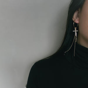 14 قيراط مملوء بالذهب الملاك الصليب شرابة الأقراط الطويلة غير المتماثلة ، بيان أقراط مستوحاة من إينستاجرام للنساء - Product Image 3