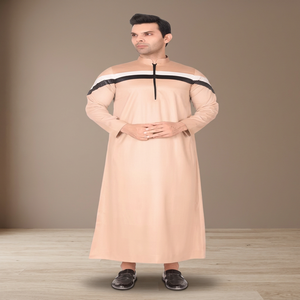 Qamis beige pour homme avec panneau d'épaule à rayures noires et blanches, fermeture éclair, col montant, manches longues, style moderne du Moyen-Orient - Product Image 3