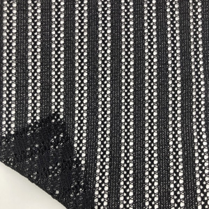 Tissu de chemises <span class=keywords><strong>au</strong></span> <span class=keywords><strong>crochet</strong></span> à manches courtes en polyester 100% noir à motif jacquard tricoté OEM pour vêtements - Product Image 4