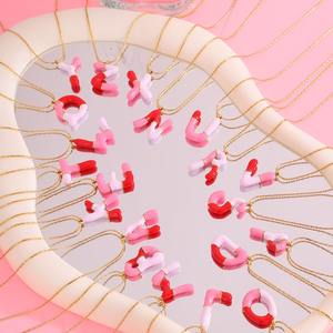 Collar con colgante de letra de burbuja chapado en oro de 18 quilates, collar con abalorio inicial de esmalte rosa, collar de acero inoxidable, regalo de San Valentín - Product Image 4