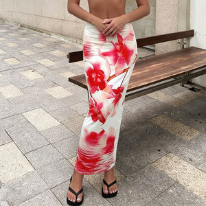 Falda midi ajustada con estampado tie-dye de flores rojas estilo bohemio para mujer, ideal para vacaciones de verano en la playa. - Product Image 6