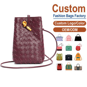 Bolso Bandolera Personalizado de Cuero Auténtico de Grano Completo – Color Borgoña con Cierre de Cordón Metálico Dorado | Silueta Retro-Elegante - Product Image 1