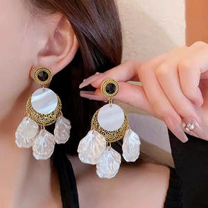 ต่างหูโลหะกลมสไตล์ฝรั่งเศสย้อนยุคต่างหูรูปดอกไม้กลวงต่างหูผู้หญิงรูปทรงเรขาคณิต - Product Image 1