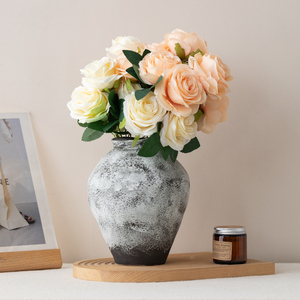 <span class=keywords><strong>Vase</strong></span> en céramique texturée fait main européen, modèle haut <span class=keywords><strong>de</strong></span> gamme pour salle d'exposition, ornement en céramique Wabi Sand Wind, pot <span class=keywords><strong>de</strong></span> <span class=keywords><strong>fleurs</strong></span> <span class=keywords><strong>de</strong></span> table en poterie - Product Image 2
