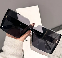 Nouvelles Lunettes de Soleil Carrées Élégantes et Scintillantes Tendance Grande Monture Femme Effet Amincissant Visage Haute Couture Protection UV400 2026