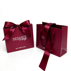 Sacs en papier de luxe écologiques avec finition anti-rayures, estampage argenté et ruban, pour cosmétiques et bijoux - Product Image 2