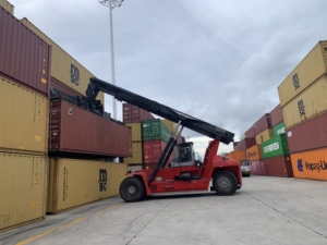 รถยกตู้คอนเทนเนอร์มือสอง Kalmar 45 ตัน รุ่น Fantuzzi Reach Stacker สำหรับยกตู้คอนเทนเนอร์ในท่าเรือ DRF450 DRD450 DRU450 เครื่องยนต์ Volvo cummins - Product Image 1