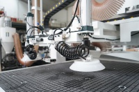 Máquina de grabado CNC de 3 ejes con cambio de herramientas tipo carrusel y carga/descarga automática Syntec para paneles de madera