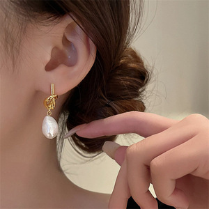 Nouvelles Boucles d'Oreilles Élégantes Françaises Dorées avec Perles Entrelacées pour Bijoux de Mode Coréenne, Accessoires Doux pour Femmes pour Soirées - Product Image 3