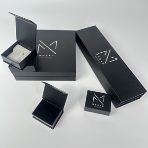 Caja de Regalo Magnética Rígida de Lujo con Color Personalizable, Forro de Esponja y Laminado Mate para Ropa - Product Image 1