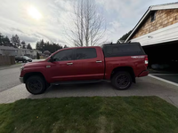 XINYI Capot de benne de camionnette en acier et aluminium avec logo personnalisé pour Toyota Tacoma SR5 TRD Sport Off Road 2021 Tundra 5FT 6FT