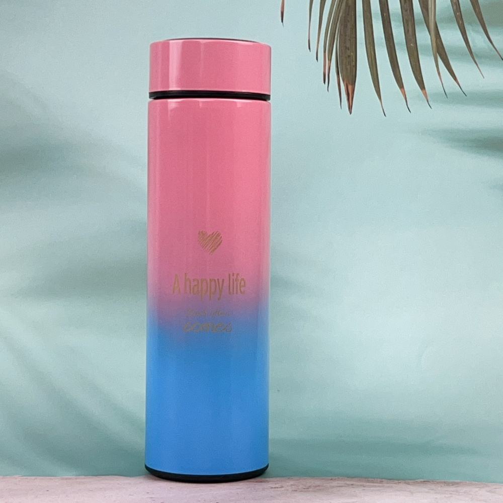 La partie supérieure est rouge et la partie inférieure est bleue.