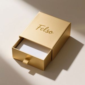 Boîte à bijoux en carton de luxe personnalisée avec laminage mat et gaufrage, fermeture magnétique et poignée, boîte à parfum personnalisée - Product Image 1