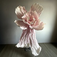 Installation d'art en papier géant de couleur, fond de mariage, événement, fête, fleurs suspendues, fleurs en papier décoratives