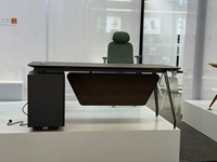 Bureau de direction modulaire de luxe en forme de L avec rangement latéral, pieds chromés noirs, poste de travail supérieur en métal moderne pour PDG/Directeur