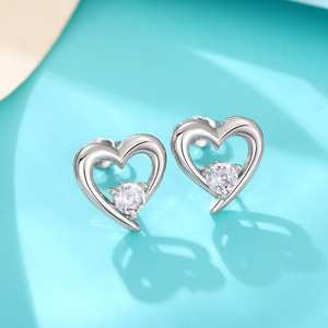 Orecchini a forma di cuore cavo per donna, semplici ed eleganti, piccoli gioielli per l'orecchio, accessori da indossare ogni giorno - Product Image 3