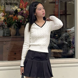 Pull en maille torsadée style universitaire britannique pour femme, col en V contrastant, coupe ajustée, taille cintrée, haut en maille preppy - Product Image 2