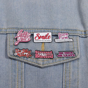 Spilla Smaltata con Citazione Positiva 'Sure Fine Whatever', Distintivo 'Stressed but Blessed', Gioiello Regalo all'Ingrosso - Product Image 1