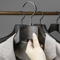 Cintre de luxe double niveau en bois robuste avec épaules larges pour costumes, vêtements, pantalons, organisateur de garde-robe et de magasin