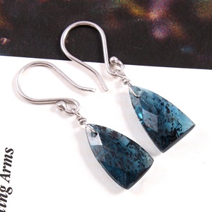 Boucles d'oreilles en argent 925 Indigo London Blue Kyanite avec mousse naturelle pour mariages et fêtes - Product Image 2