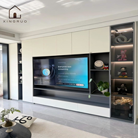 Meuble mural TV moderne sur mesure XINGRUO avec portes blanc crème, étagères noires, vitrine en verre LED et rangement intégré
