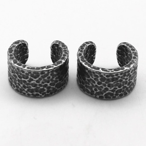 Manchette d'oreille pour homme en acier inoxydable 316L, étanche, hypoallergénique, large, martelée, sans perçage, à clipser, style vintage industriel - Product Image 4
