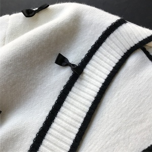 <span class=keywords><strong>Cardigan</strong></span> Lavorato a Maglia Spesso e Morbido con Blocchi di Colore per Donne, Design con Fiocco, Scollo a V, Doppie Tasche, Cappotto Bianco e <span class=keywords><strong>Nero</strong></span> - Product Image 5
