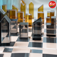 Ensemble d'échecs décoratif en acrylique SHP, échiquier transparent avec des pièces à design géométrique pour la décoration du salon, du bureau ou de la salle d'étude