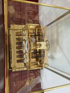 Reloj <span class=keywords><strong>de</strong></span> escape <span class=keywords><strong>de</strong></span> latón dorado <span class=keywords><strong>de</strong></span> 24K con riel en zigzag <span class=keywords><strong>de</strong></span> los años 20, cadena <span class=keywords><strong>de</strong></span> fusibles <span class=keywords><strong>de</strong></span> bola rodante <span class=keywords><strong>de</strong></span> Congreve, fase lunar visible y plataforma, con cajón - Product Image 2