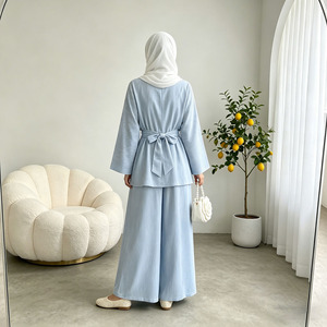 Conjunto modesto estilo kimono azul claro para mujer, top con cintura atada y pantalones de pierna ancha, elegante atuendo musulmán. - Product Image 6