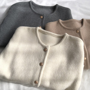 เสื้อคาร์ดิแกนถักสำหรับผู้หญิง สีพื้น กระดุมสีทอง สไตล์เรียบง่าย ใส่ซ้อนกันได้ในฤดูใบไม้ผลิ ป้องกันการเป็นขุย เสื้อแจ็คเก็ตสั้น คอทรงโอ แขนยาว ผ้าบาง - Product Image 5