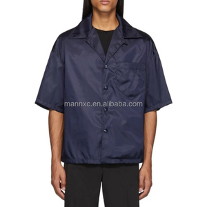 <span class=keywords><strong>Chemise</strong></span> en <span class=keywords><strong>satin</strong></span> bleu marine personnalisée pour hommes, boutonnée à la mode avec poche poitrine en nylon 100% à manches courtes et motif imprimé - Product Image 1