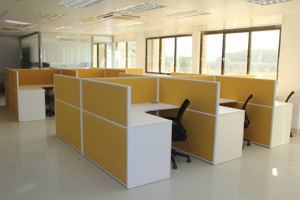 مكتب حديث قابل للتمديد من الألومنيوم، مقصورات قابلة للتحويل تتسع لـ 2-8 أشخاص، محطة عمل لمركز الاتصال، طاولة مكتب مع فواصل - Product Image 5