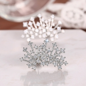 Boucles d'oreilles manchette flocon de neige en or blanc, sertissage griffe diamant taille princesse, bijoux fins de luxe pour femme, mariage - Product Image 5