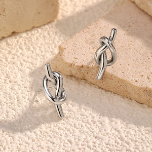 CAIOOCHE Boucles d'oreilles clous nœud d'amour en acier inoxydable <span class=keywords><strong>plaqué</strong></span> <span class=keywords><strong>or</strong></span> de haute qualité 12 mm, polies, faites à la main, <span class=keywords><strong>bijoux</strong></span> fins <span class=keywords><strong>pour</strong></span> femmes - Product Image 3
