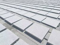 Marches et contremarches d'escalier en granit blanc flamé moderne du Shandong avec rainures antidérapantes
