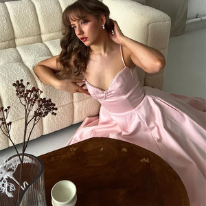 فستان سهرة نسائي رومانسي أنيق باللون الوردي الفاتح من الساتان بحمالات رفيعة وياقة على شكل قلب وخصر ضيق وتنورة طويلة متعددة الطبقات من التول - Product Image 4