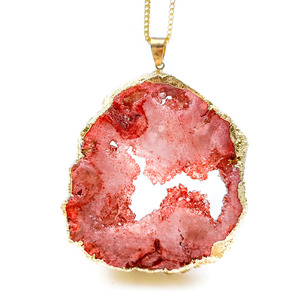 Collana in Pietra Naturale per Donne, Pendente Irregolare in Quarzo Geode Colorato, Gioiello con Cristallo Curativo Riki e Bordo Dorato - Product Image 3