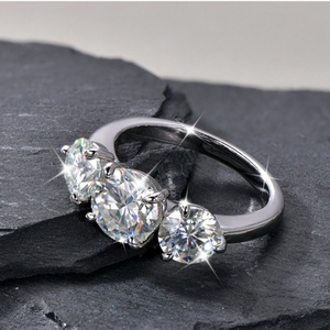 ขายตรงจากโรงงาน แหวนแต่งงานเพชรโมอิสซาไนต์ทรงกลม 4 กะรัต VVS เกรด GRA ชุบทอง 14k สำหรับผู้หญิง แบบสามเม็ด - Product Image 4