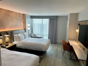 Juego de Muebles de Madera de Diseño Moderno para Dormitorio de <span class=keywords><strong>Hotel</strong></span>, Cama Matrimonial y Mesita de Noche, Muebles Personalizados para Habitaciones de <span class=keywords><strong>Hotel</strong></span>, <span class=keywords><strong>Comercio</strong></span> General - Product Image 4