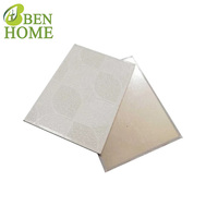 600*600 Diseño de decoración moderna Tablero de yeso de PVC Techo falso con accesorios