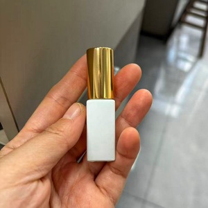 Flacon de parfum de voyage vide en verre cylindrique mini blanc mat LK Packaging avec pulvérisateur à pompe et estampage doré sérigraphié en plastique - Product Image 3