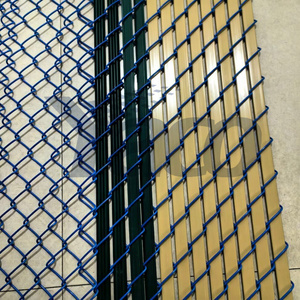 Paneles de Cerca de Alambre Recubiertos de PVC Verde de 6 Pies de Altura, Fáciles de Instalar, con Listones de Privacidad - Product Image 3