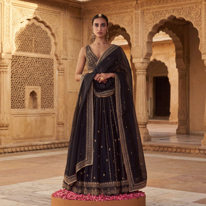 Prix d'usine OEM Lehenga Choli Royal Noir Premium avec broderies dorées, tenue ethnique indienne traditionnelle semi-couturée, Lehenga de mariée - Product Image 1