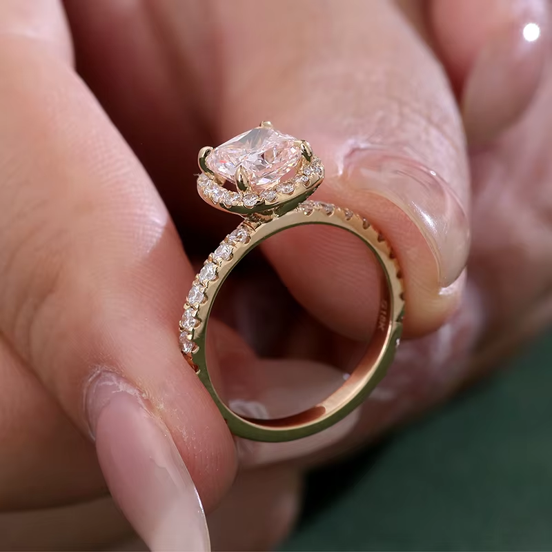 Bague en or massif 18 carats avec moissanite et diamants.