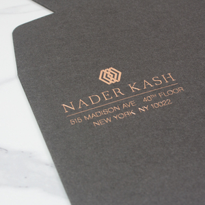 Enveloppe professionnelle personnalisée haut de gamme en papier texturé avec logo en feuille d'or rose, finition mate, pour bijoux, cadeaux et invitations - Product Image 4