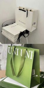 Sacs en papier blancs de luxe personnalisés avec logo imprimé pour la vente en gros, sacs cadeaux pour boutiques de détail avec votre propre logo - Product Image 3