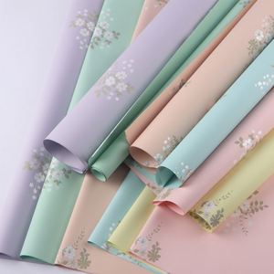 Papier d'emballage floral imperméable en plastique imprimé avec un motif floral populaire 2024 pour les fleuristes - Product Image 2
